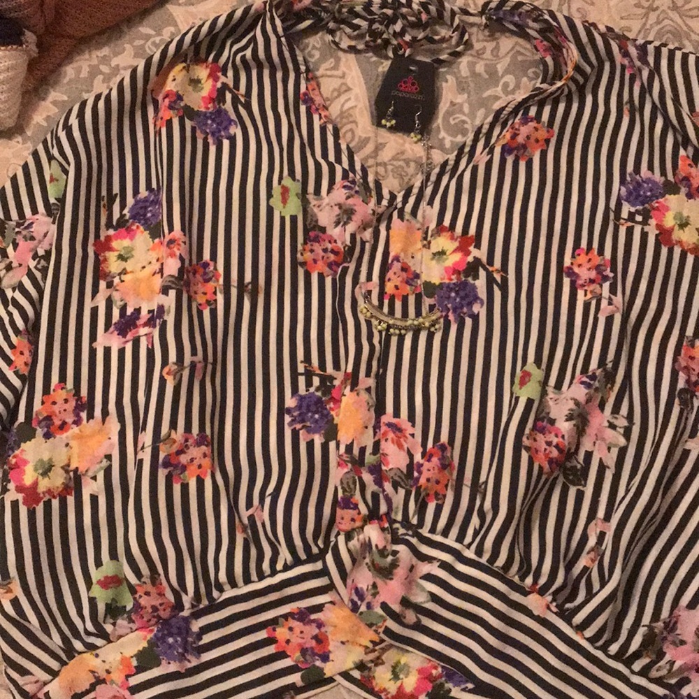 Flower crop rob blouse with necklace